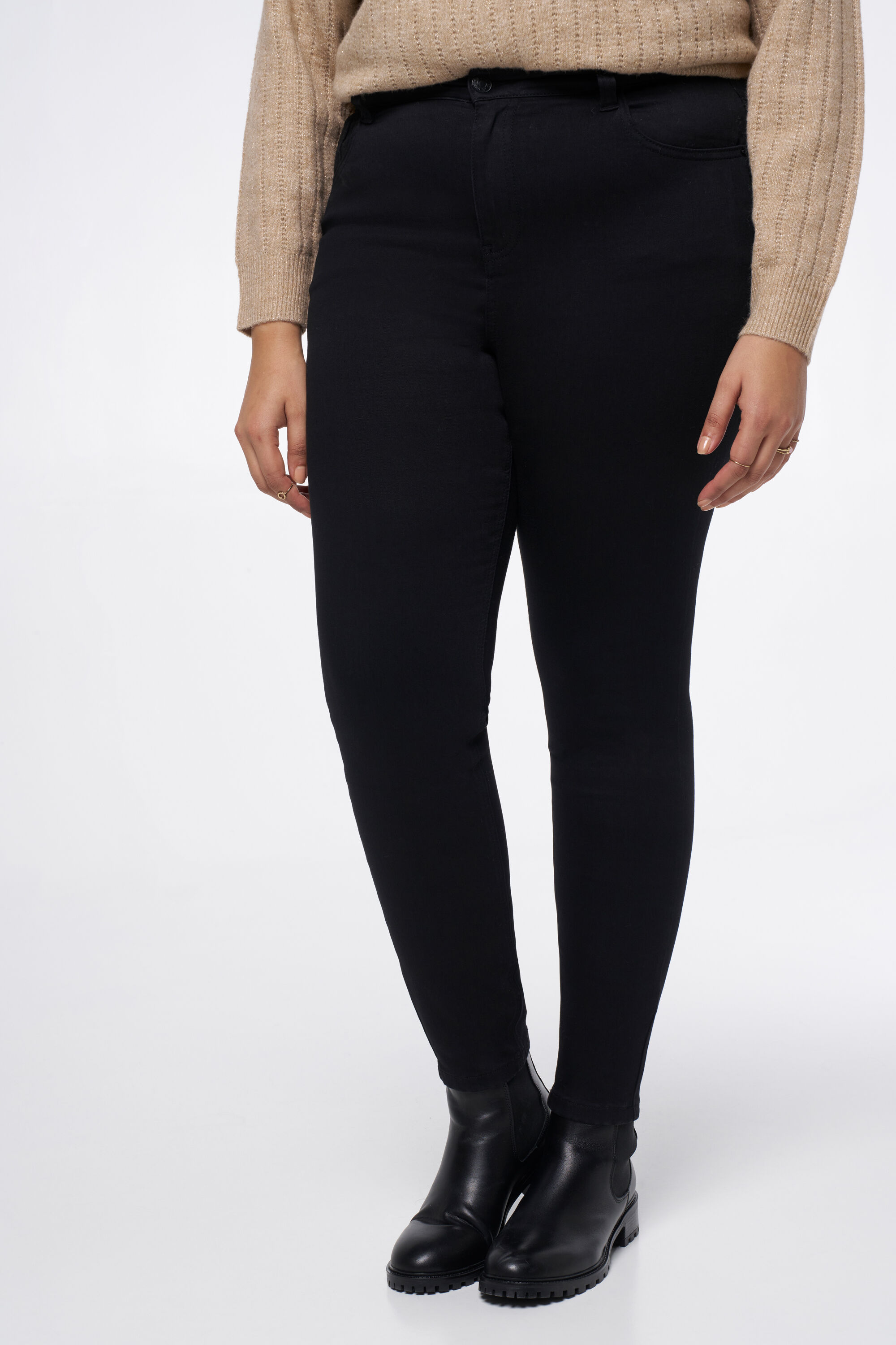 Vaqueros CHERRY de corte pitillo y talle alto image number 5