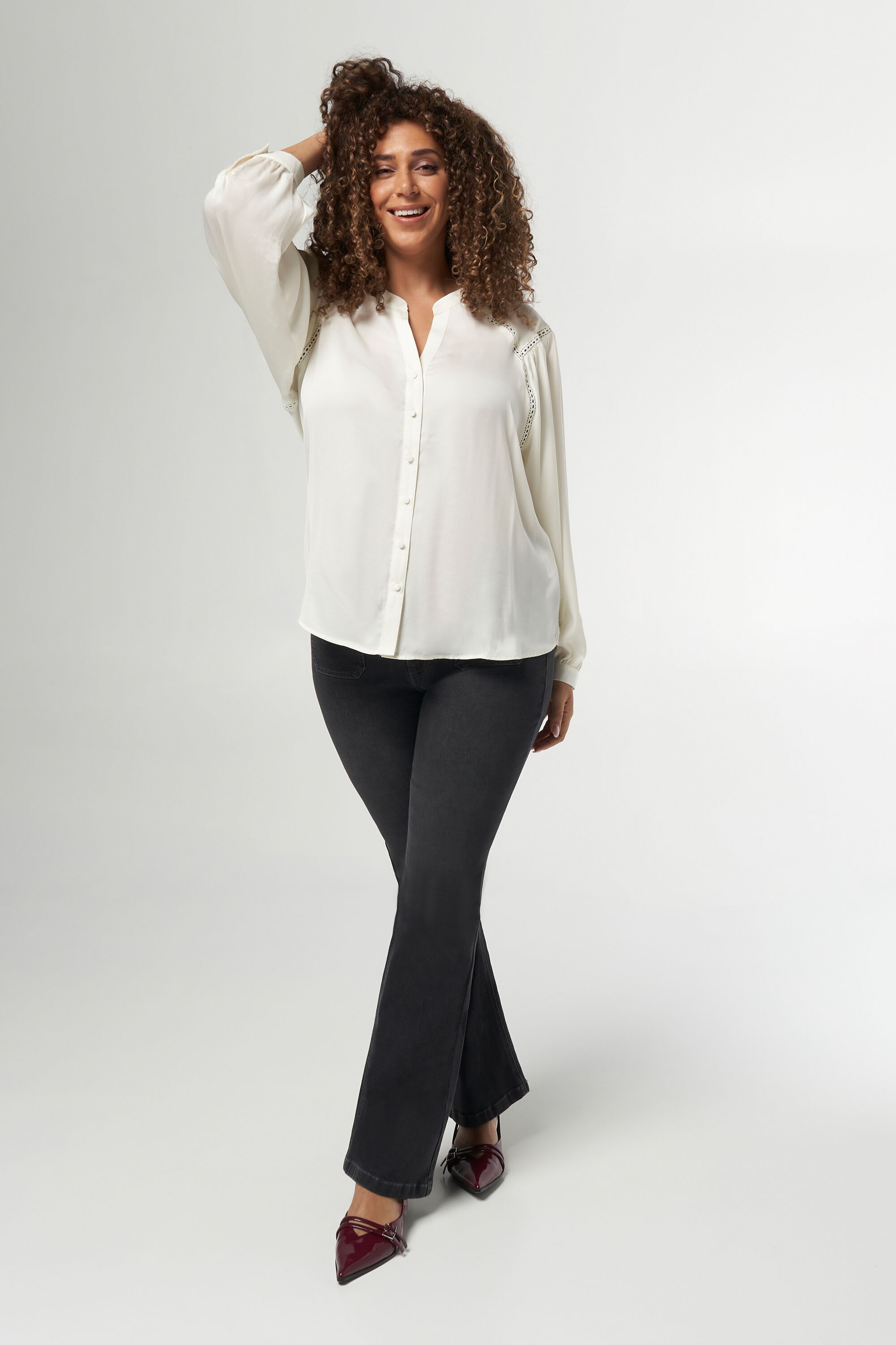 Blusa con detalles bordados image number 5