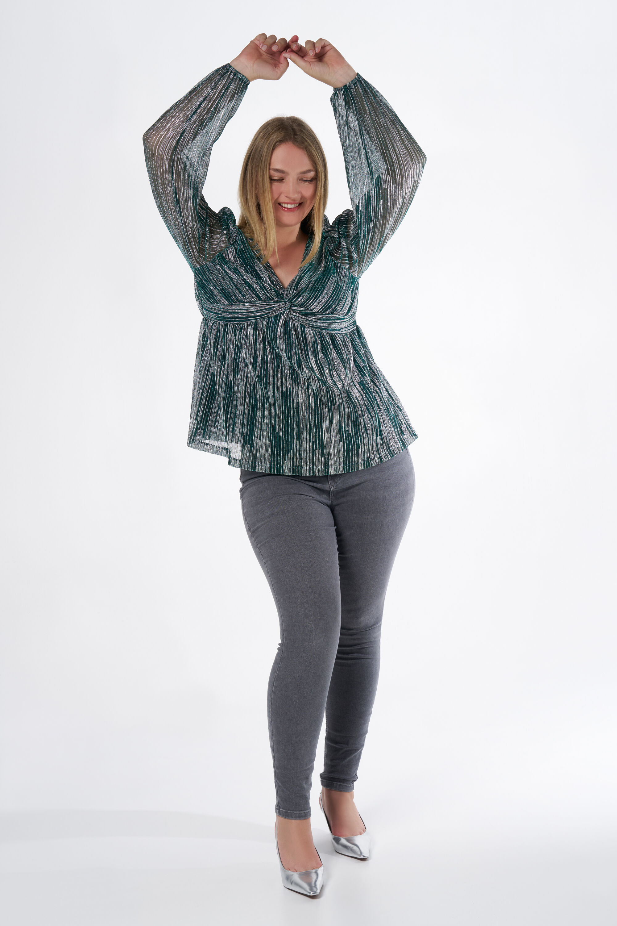 Top met&aacute;lico con detalle trenzado image number 5