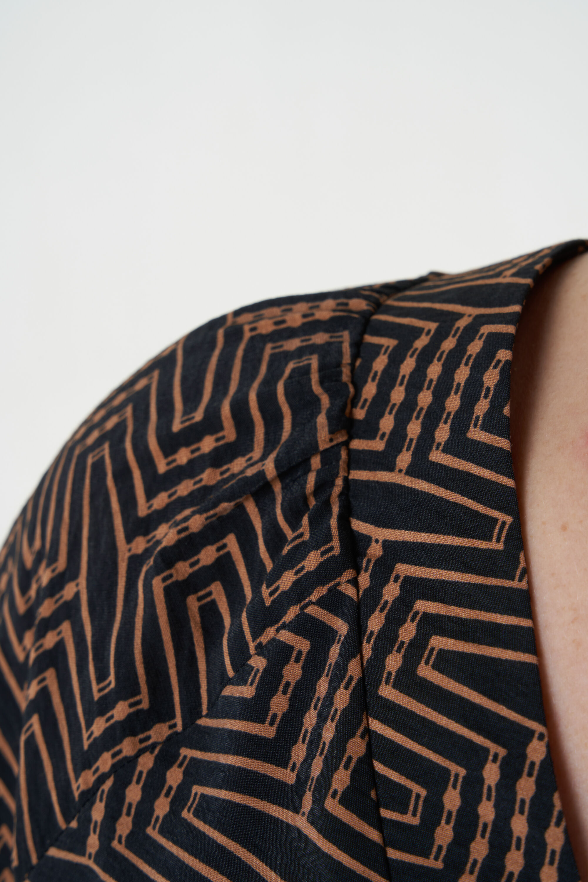 Blusa estampada con escote en V y manga corta image number 5