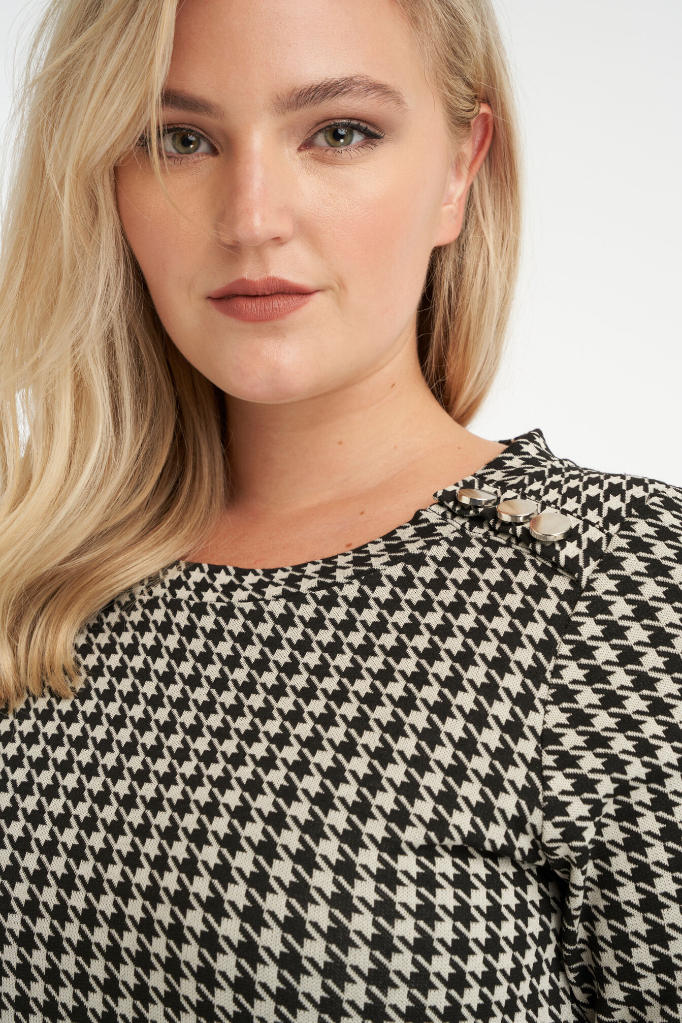 Vestido ajustado con botones decorativos image number 4