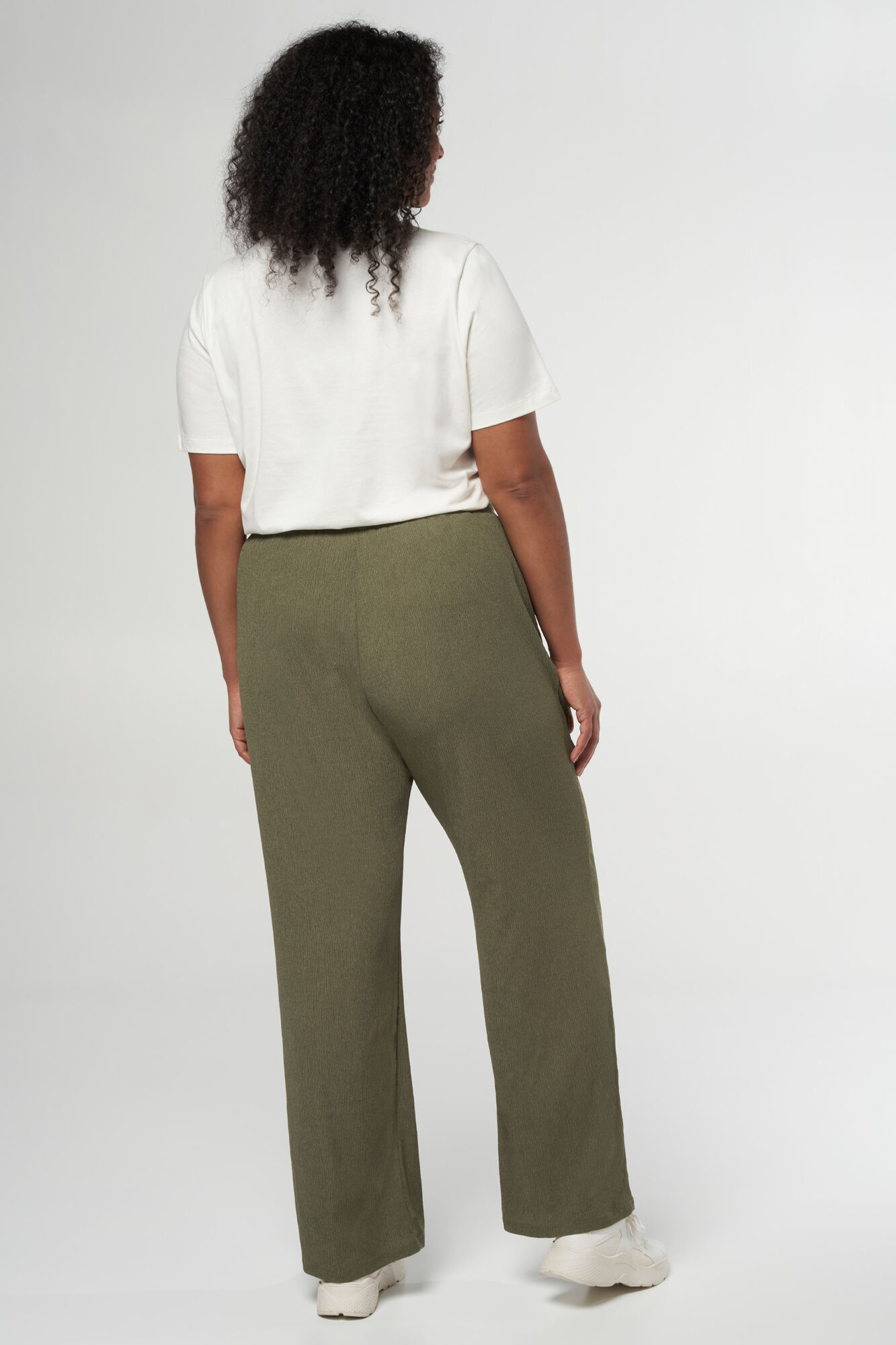 Pantalones con un cord&oacute;n image number 3