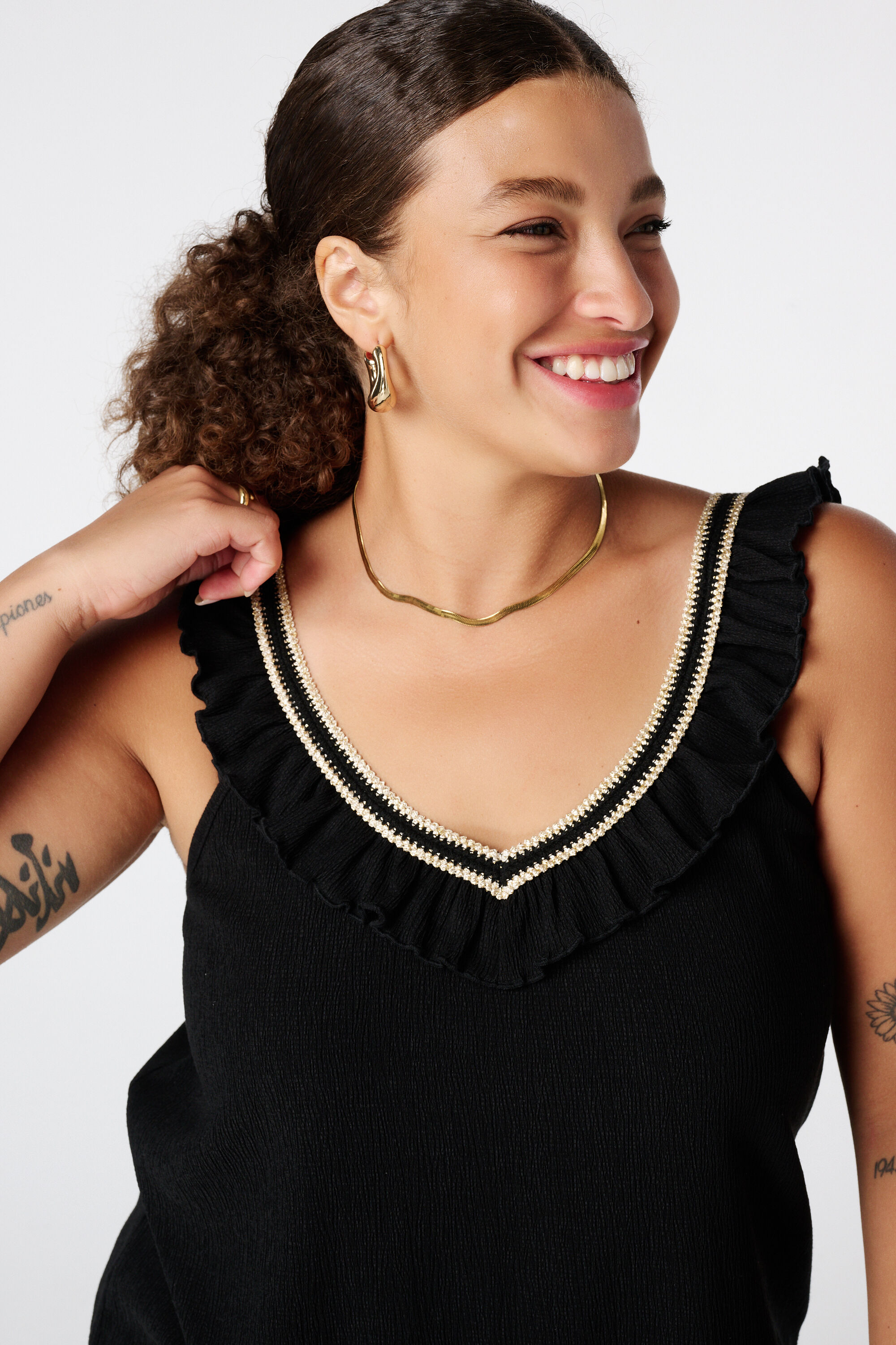 Top con volantes como detalle image number 4