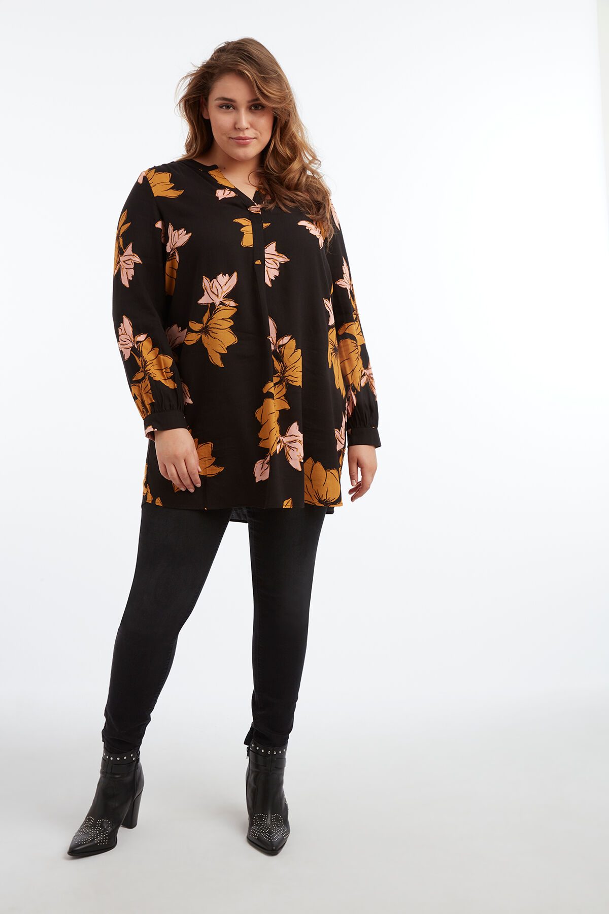 Blusa tipo t&uacute;nica con estampado floral image number 7