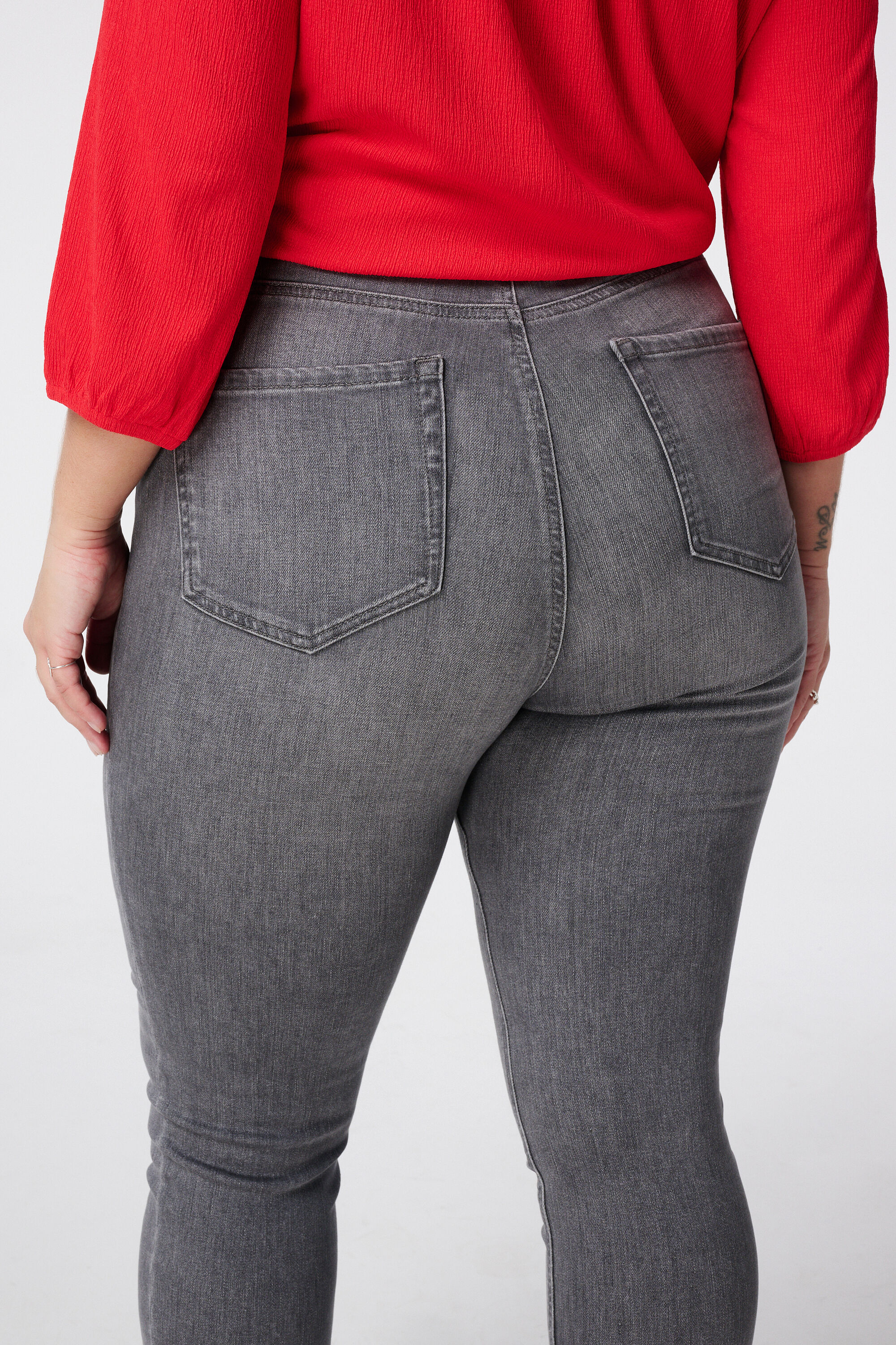 Vaqueros CHERRY de corte pitillo y talle alto image number 4