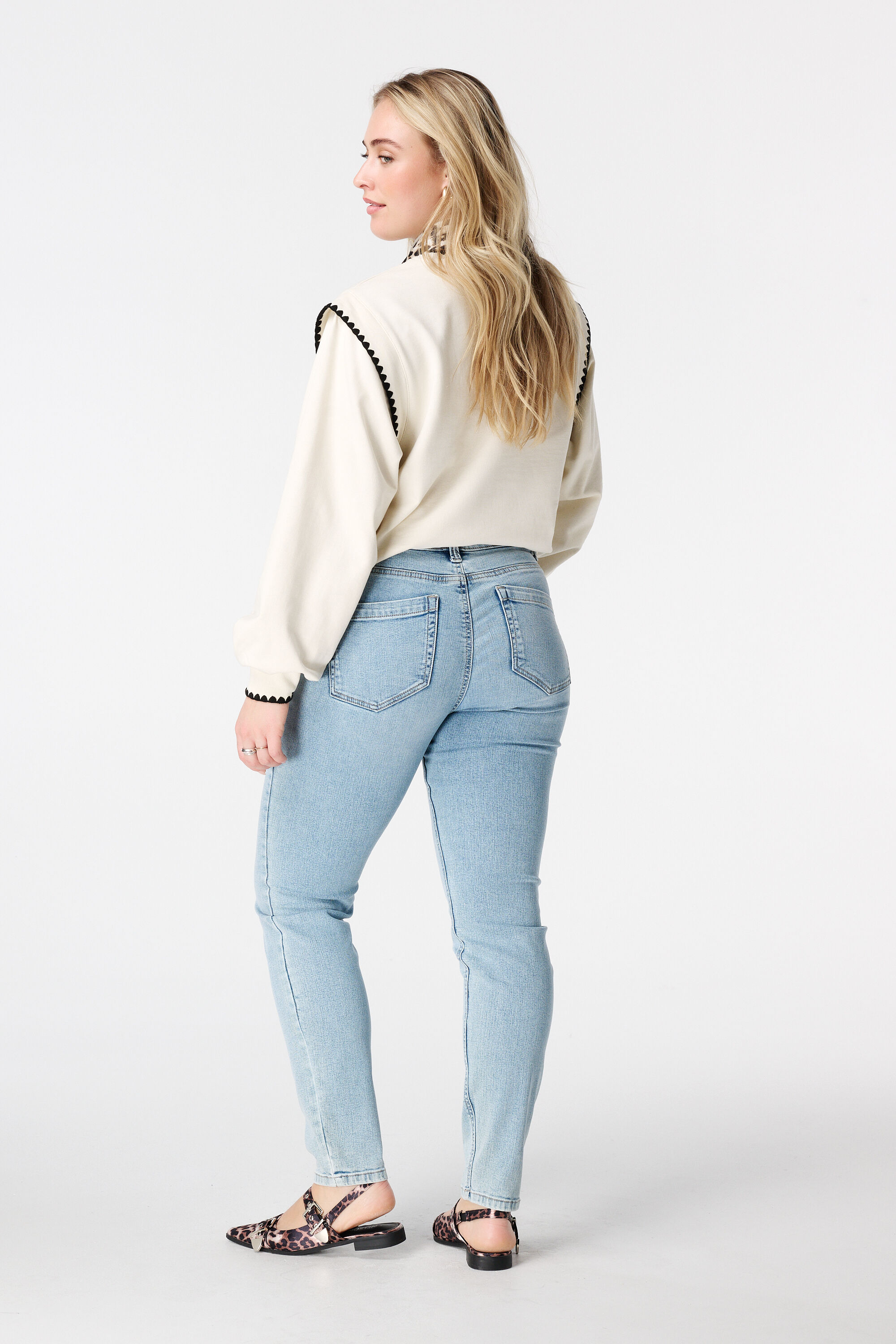 Vaqueros IRIS de corte pitillo image number 3