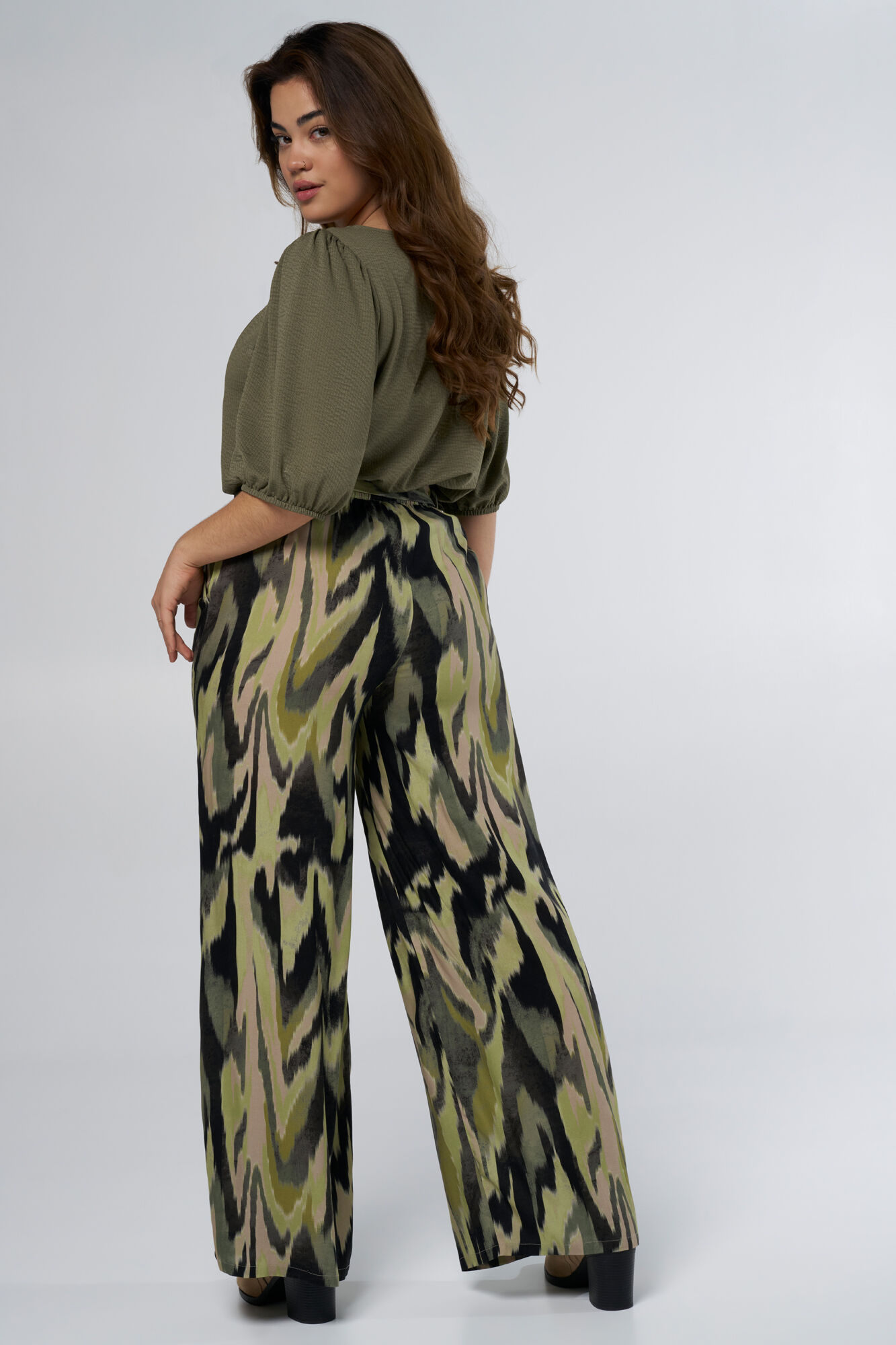 Pantal&oacute;n recto con detalle de lazo image number 6