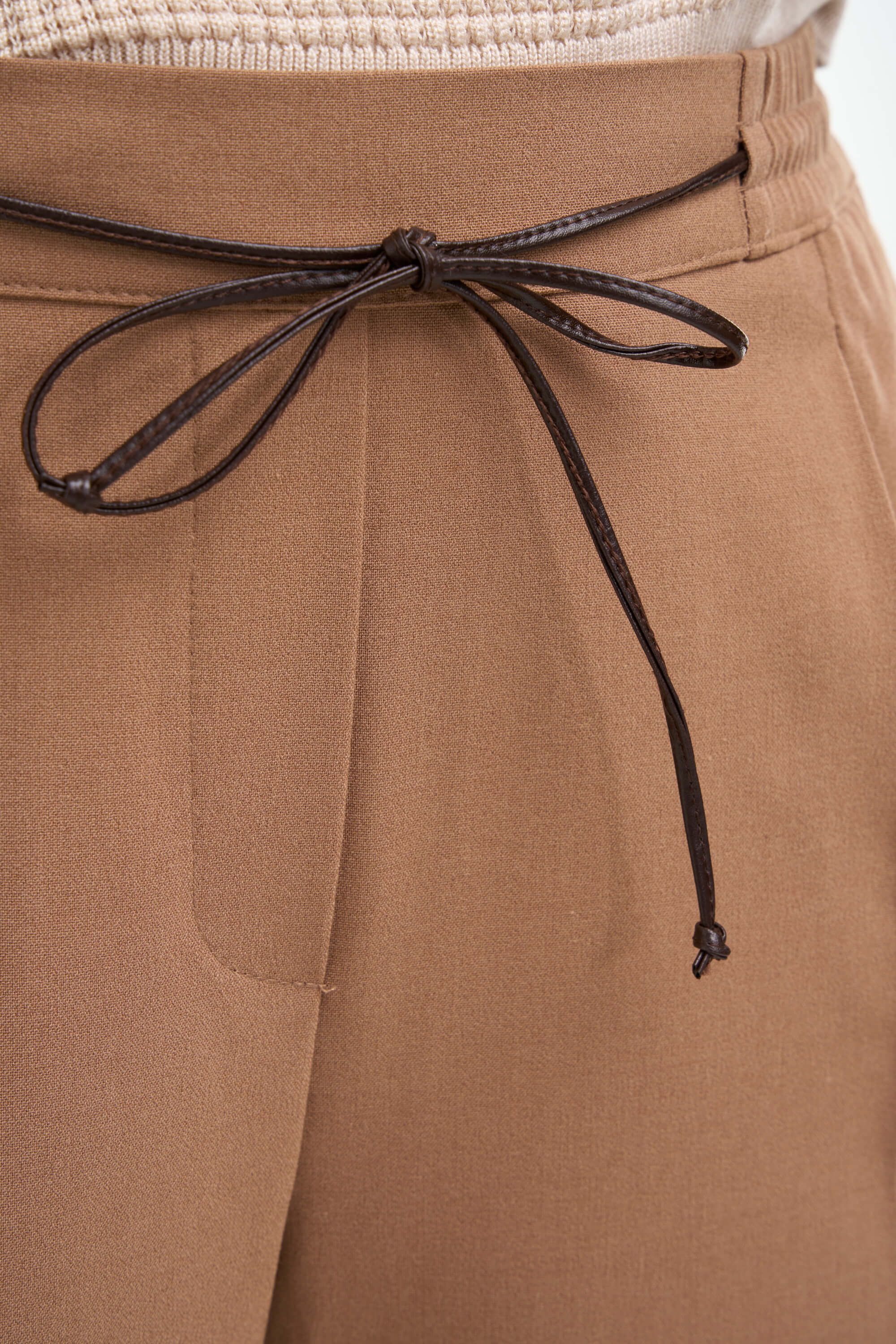 Pantalones con un cordón image number 4
