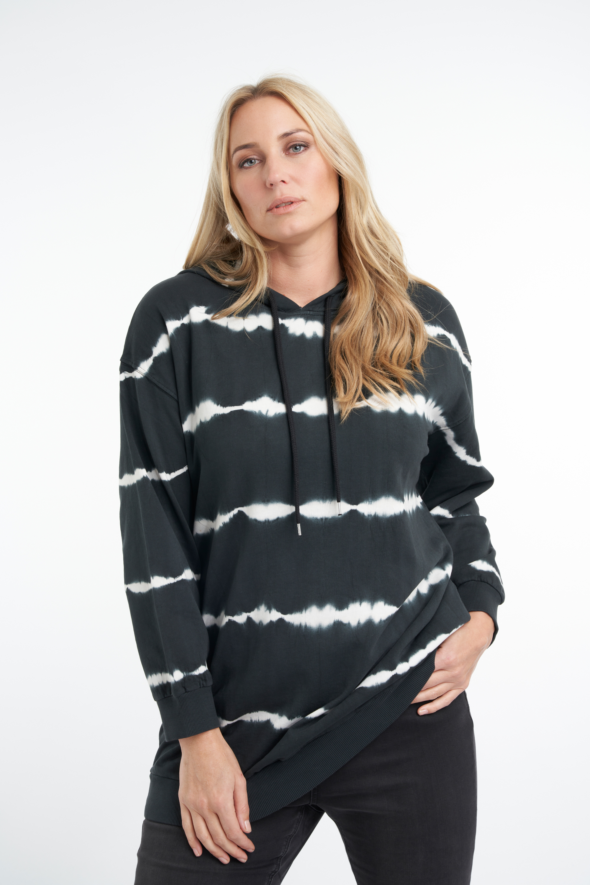 Suéter con capucha con estampado tie dye image number 7