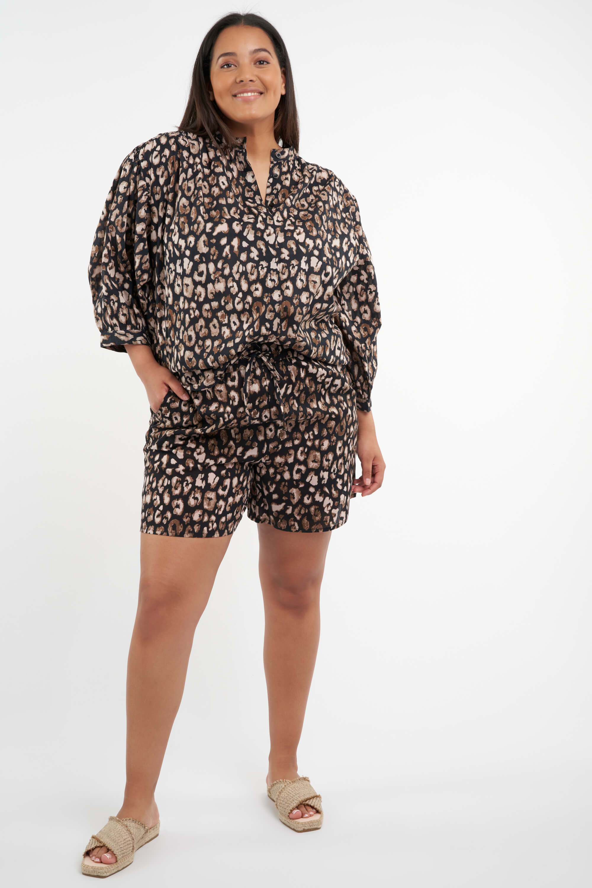 Blusa con estampado de leopardo image number null