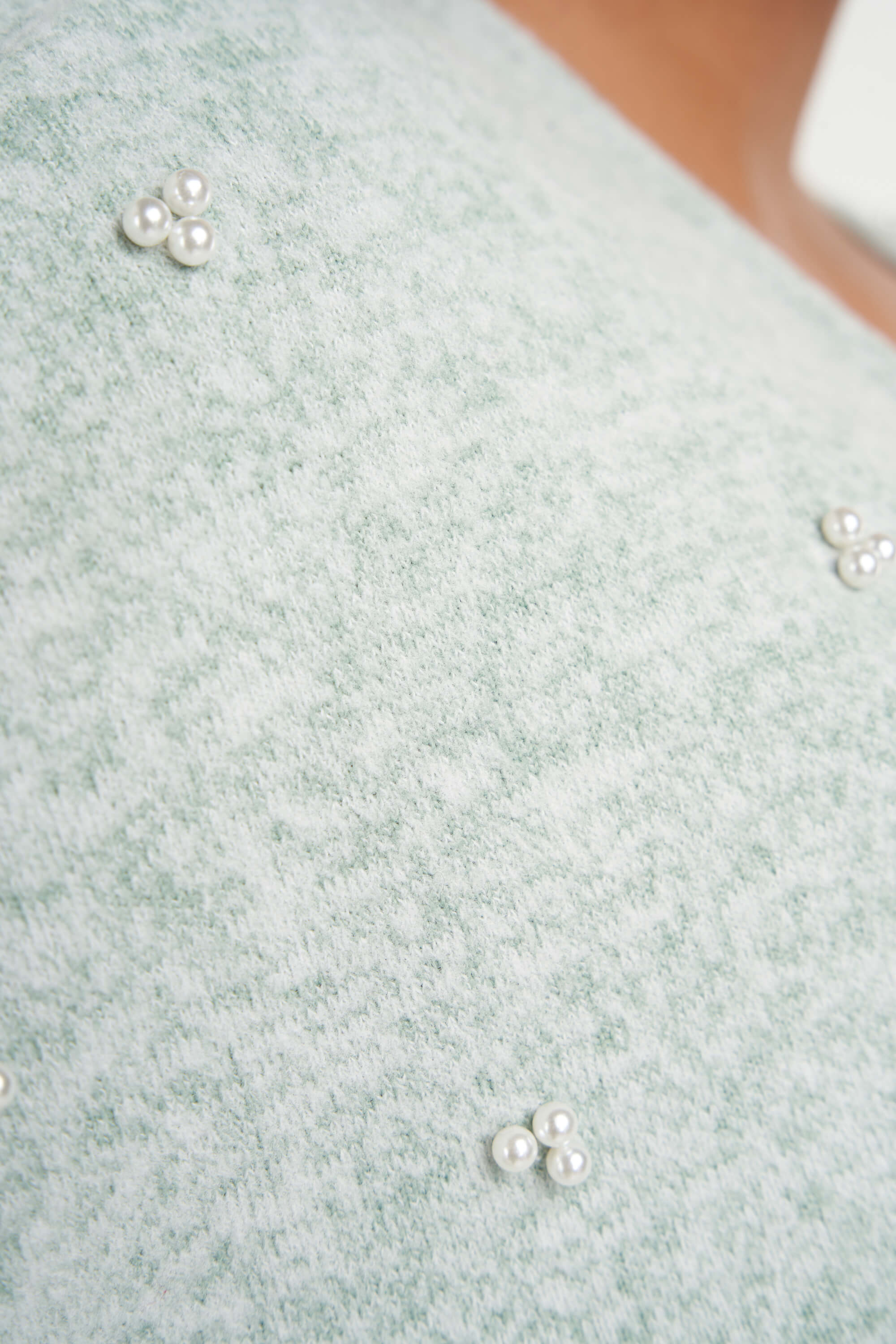Suéter con perlas image number 4